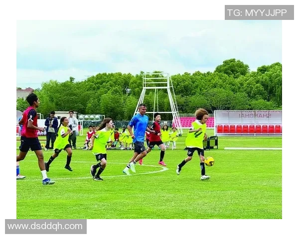 小爱在绿茵场上的足球梦想与成长之旅